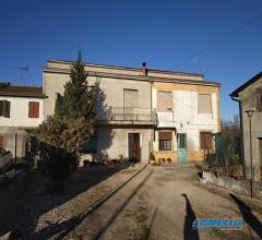 Case - Rustico con giardino e terreni agricoli