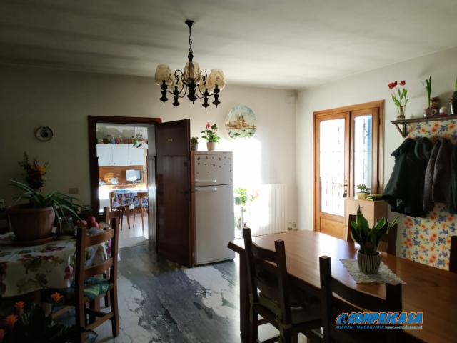 Case - Rustico con giardino e terreni agricoli