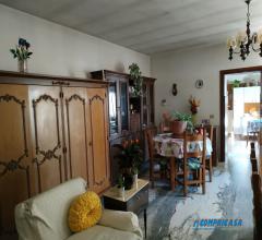 Case - Rustico con giardino e terreni agricoli