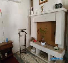 Case - Rustico con giardino e terreni agricoli