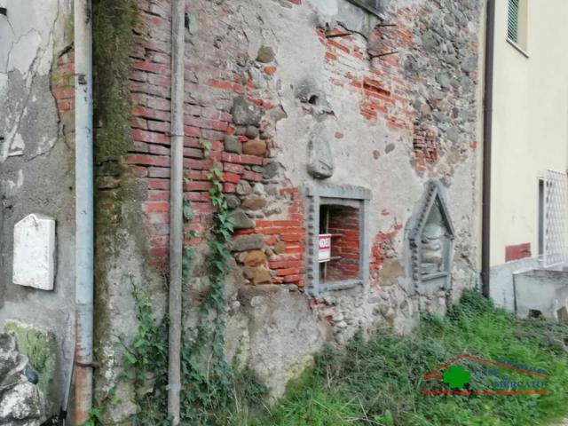 Case - Piccolo terratetto completamente da ristrutturare