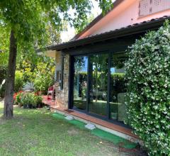 Massarosa: villa bifamiliare con giardino in zona residenziale - comoda  posizione