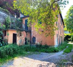 Case - Caratteristico crotto con ampia area esterna di pertinenza