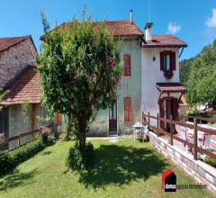 Case - Tonezza: porzione di casa affiancata con giardino