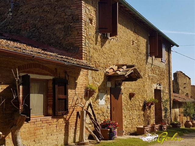 Casale in campagna a san gimignano con terreni