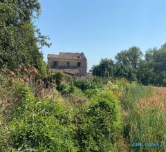 Casale con portico e oltre 3 ettari di terra