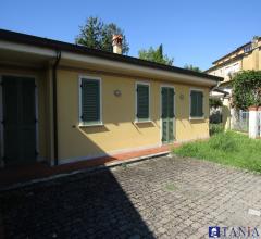 Case - Villa tutta su un piano in complesso di sole tre unita' tra marina e avenza rif 3468