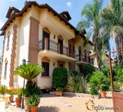 Case - Villa indipendente in parco delle palme