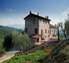 Case - Splendido casale in vendita sulle colline di lucca