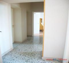 Appartamenti in Vendita - Appartamento centralissimo di ampia metratura, con cantina
