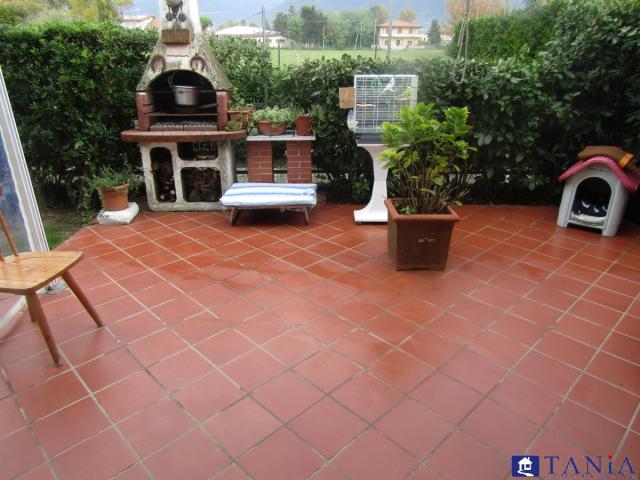 Case - Porzione di casa con giardino marina di carrara