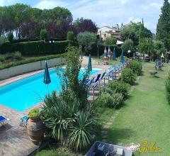 Vendesi casale di campagna con piscina e terreni