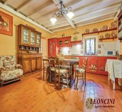 Appartamenti in Vendita - Vendesi casale di campagna con piscina e terreni