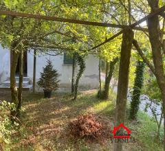 Casa semindipendente con giardino e posti auto da ristrutturare