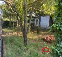 Case - Casa semindipendente con giardino e posti auto da ristrutturare