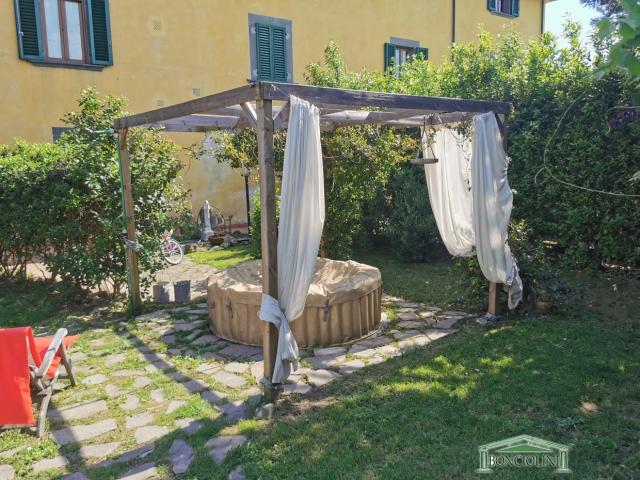 Case - Appartamento con giardino a massa e cozzile