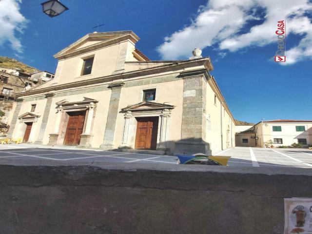 Giampilieri superiore, pressi chiesa, semi indipendente su due elevazioni. panoramico