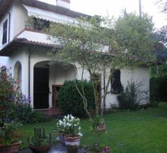 Case - Villa con ampio giardino