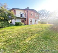 Case - Merone, villa indipendente con 2 appartamenti con 1400 di giardino