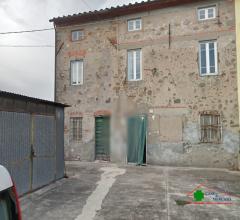 Case - Grande casa semindipendente con giardino, resede posti auto, terreno ed annessi vari