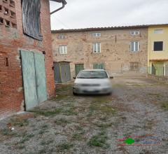 Case - Grande casa semindipendente con giardino, resede posti auto, terreno ed annessi vari