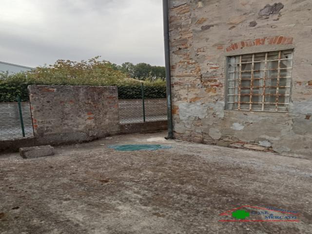 Case - Grande casa semindipendente con giardino, resede posti auto, terreno ed annessi vari