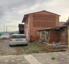 Case - Grande casa semindipendente con giardino, resede posti auto, terreno ed annessi vari