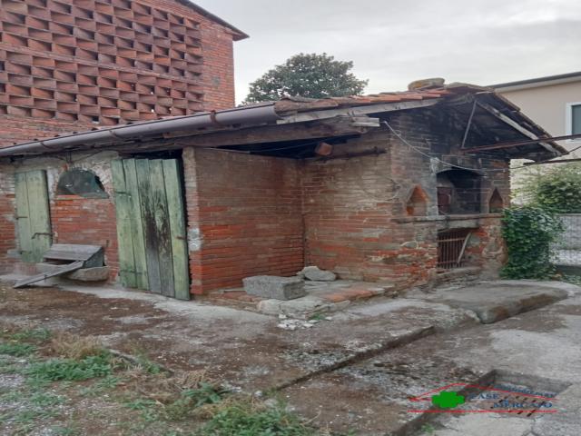 Case - Grande casa semindipendente con giardino, resede posti auto, terreno ed annessi vari