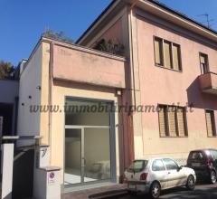 Case - Laboratorio con negozio in affitto a lecco.