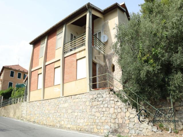 Case - Indipendente casa rustica con magazzini e terreni in vendita a vendone