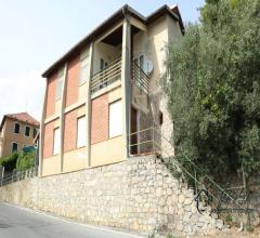 Case - Indipendente casa rustica con magazzini e terreni in vendita a vendone