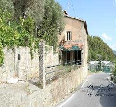 Case - Indipendente casa rustica con magazzini e terreni in vendita a vendone