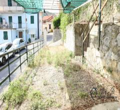 Case - Indipendente casa rustica con magazzini e terreni in vendita a vendone