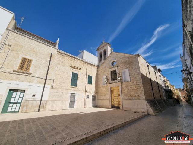 Casa indipendente su 3 livelli zona chiesa madre montrone