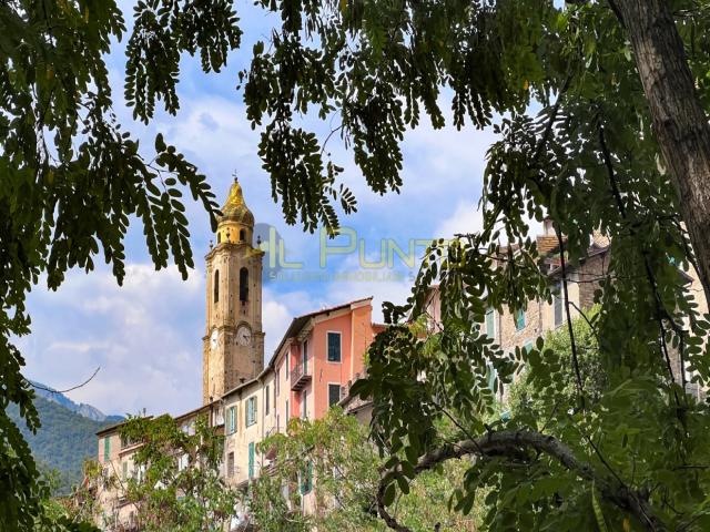 Castel vittorio casa con taverna e giardino nell'antico borgo