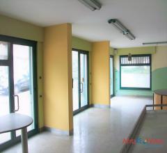 Locale commerciale su strada, con ampie vetrine