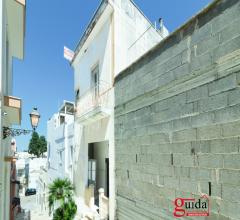 Indipendente centro storico terra cielo con terrazzo panoramico da ristrutturare