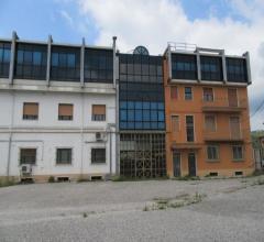 Case - Capannone industriale - complesso immobiliare composto da blocchi uffici e magazzini interrati e cap