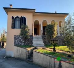 Splendida villa bifamiliare con 3000 mt di giardino