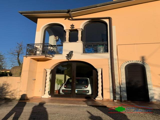 Case - Splendida villa bifamiliare con 3000 mt di giardino