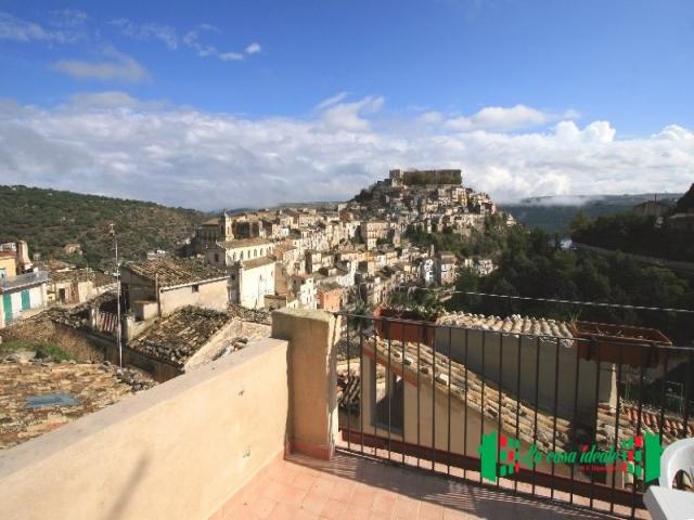 Ragusa ibla ristrutturato via velardo( zona pedonale)