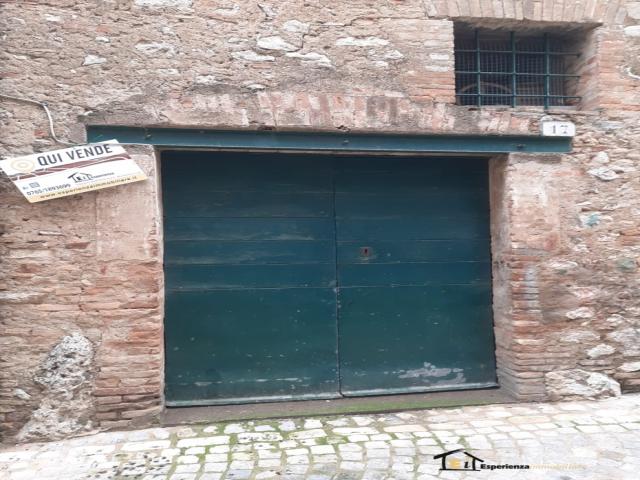 Appartamenti in Vendita - Cantina con finestra