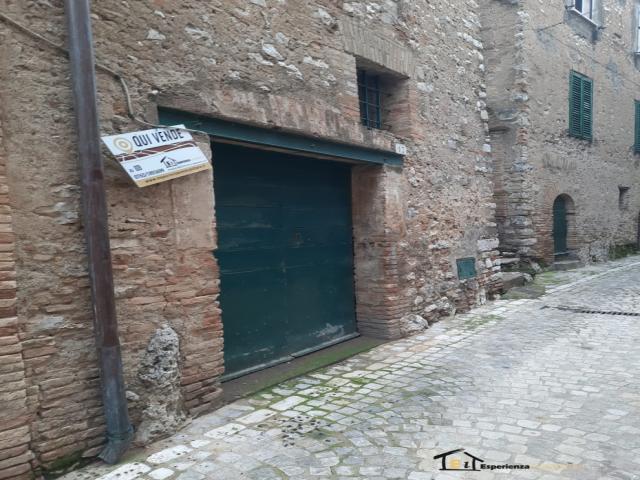 Appartamenti in Vendita - Cantina con finestra