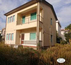 Villa indipendente con due appartamenti e giardino