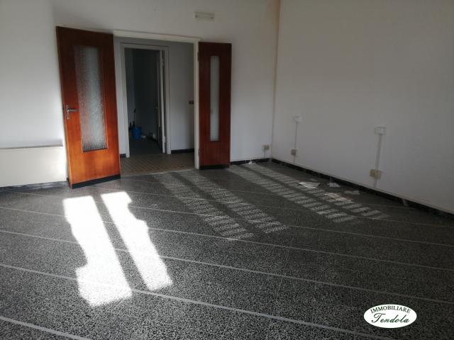 Appartamenti in Vendita - Villa indipendente con due appartamenti e giardino