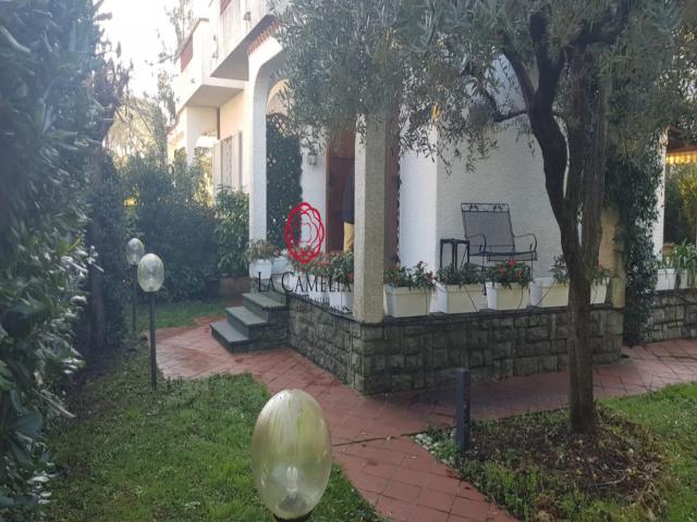 Villa bifamiliare in vendita a forte dei marmi