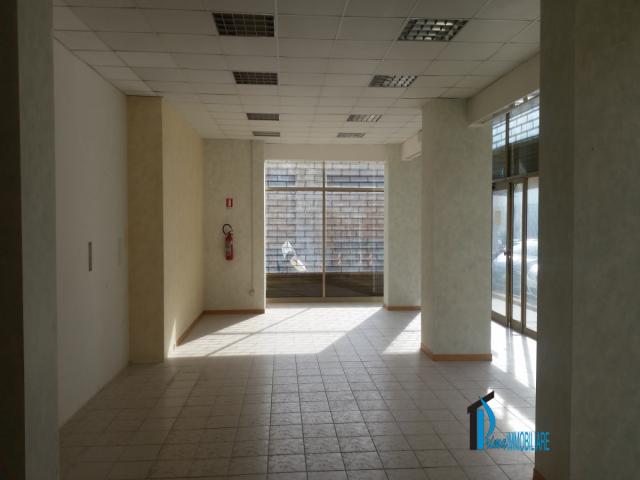 Case - Semicentro: ampio locale commerciale in ottimo stato