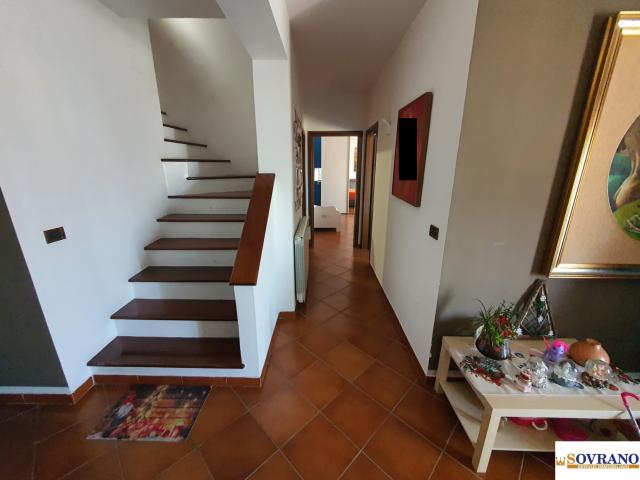 Case - Casteldaccia: appartamento su 2 livelli con terrazzo