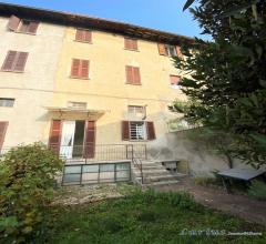 Lambrugo bilocale con giardino da riattare.