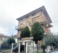 Casa singola con giardino a stella di monsampolo